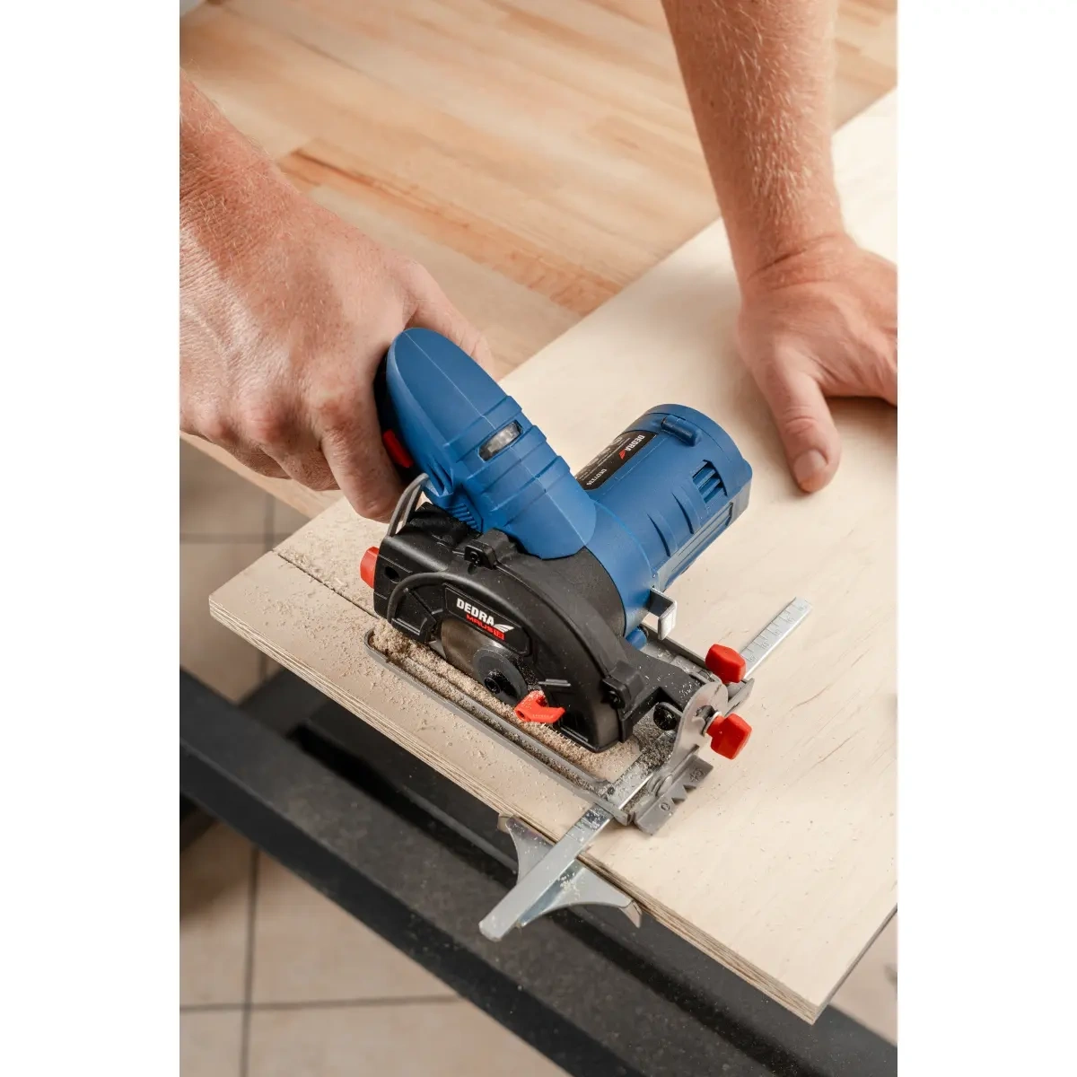 Pilarka Dedra w użyciu, cięcie małych elementów