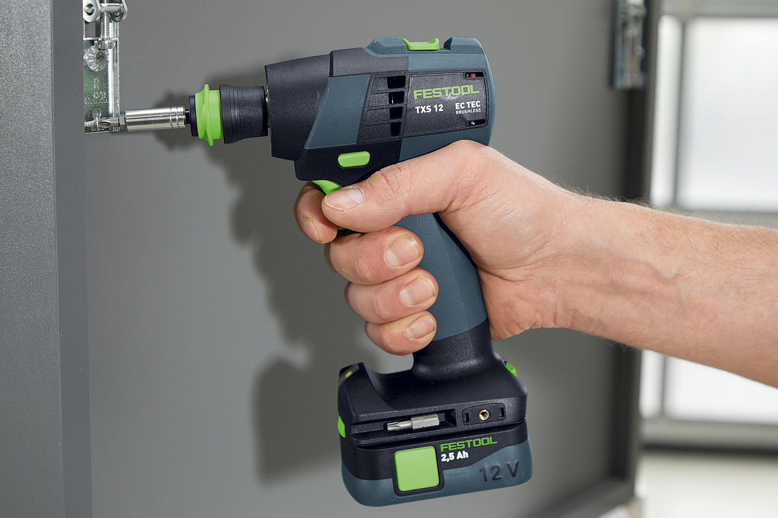 Wkręcanie plecków w szafce wiertarko-wkrętarką Festool
