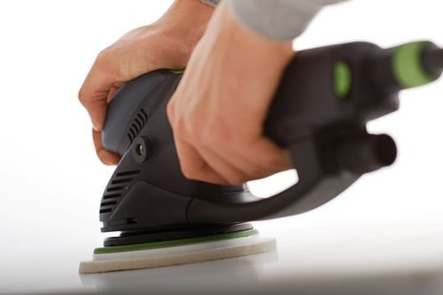 Szlifierka Festool ROTEX RO 150 w intensywnym użyciu na dużej powierzchni