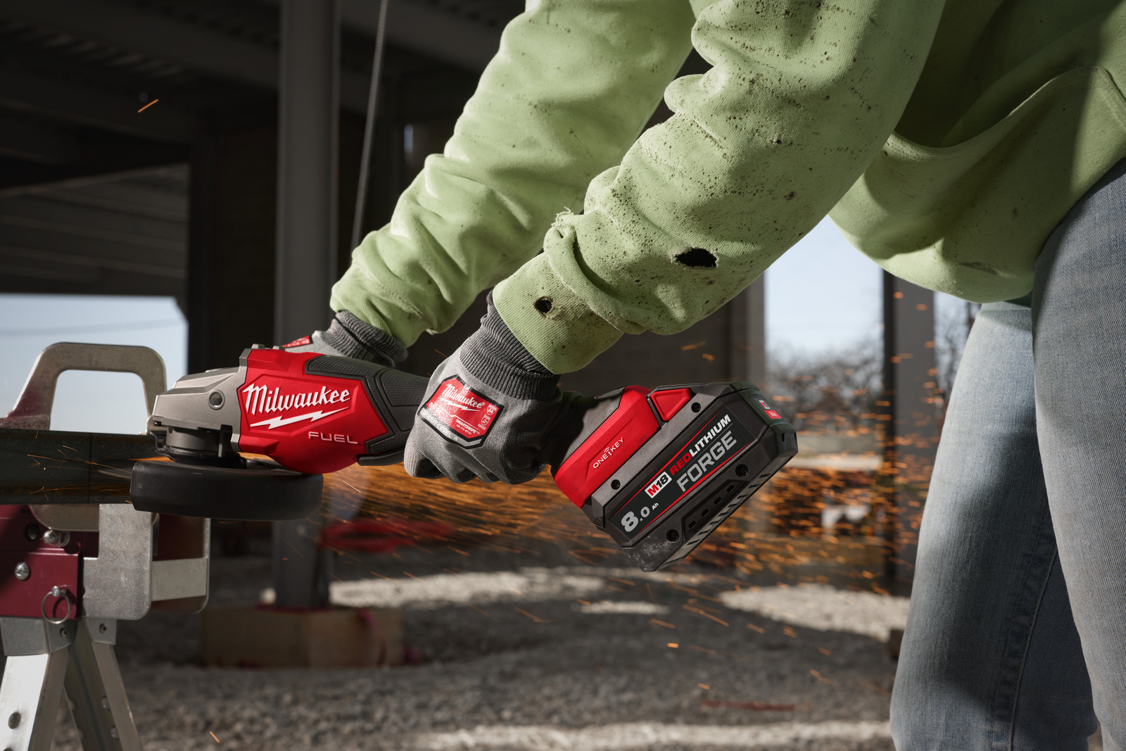[Image of Praca z akumulatorem Milwaukee M18 FORGE w ciężkich warunkach]