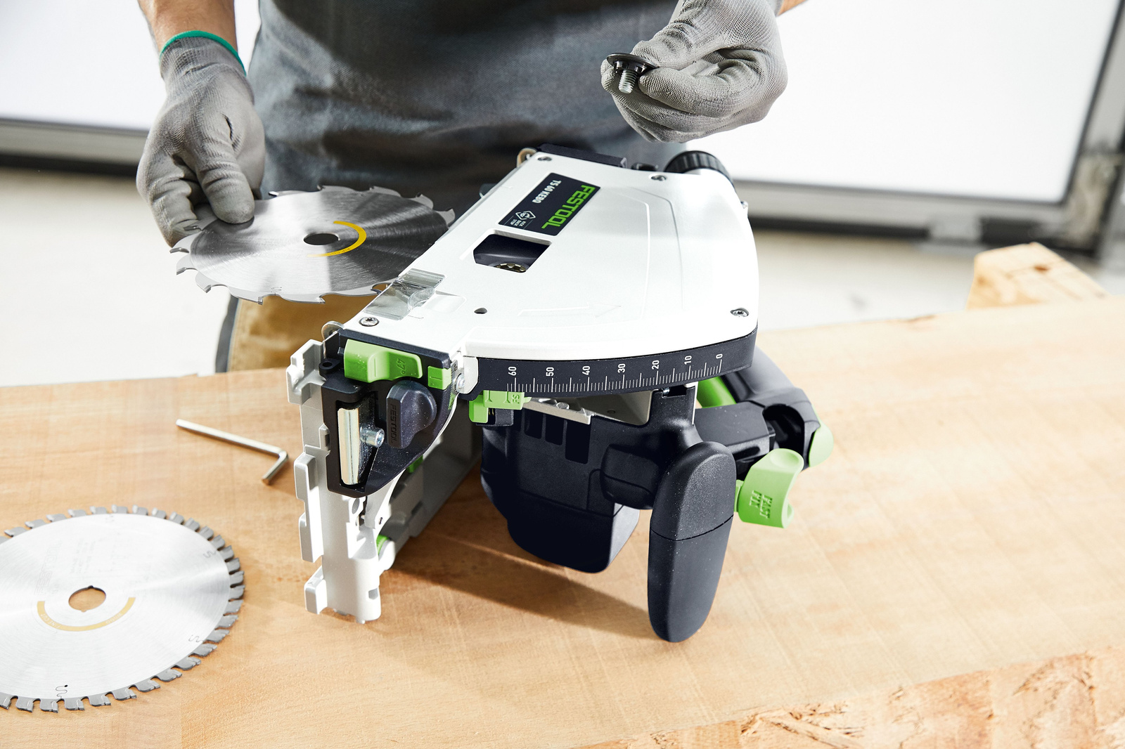[Image of Łatwa wymiana tarczy pilarskiej w zagłębiarce Festool TS 60 KEBQ-Plus]