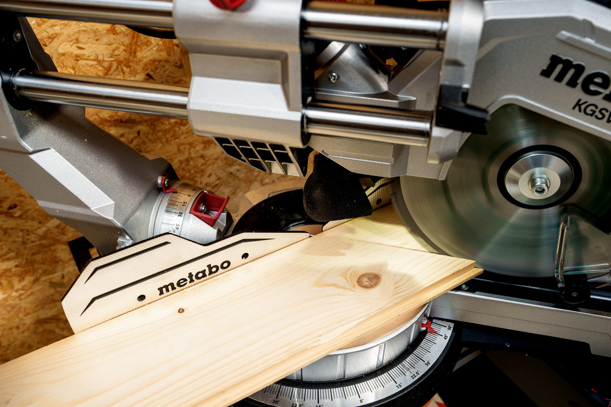 Zdjęcie pilarki ukośnej Metabo KGSV 254 MC z włączonym światłem PCL