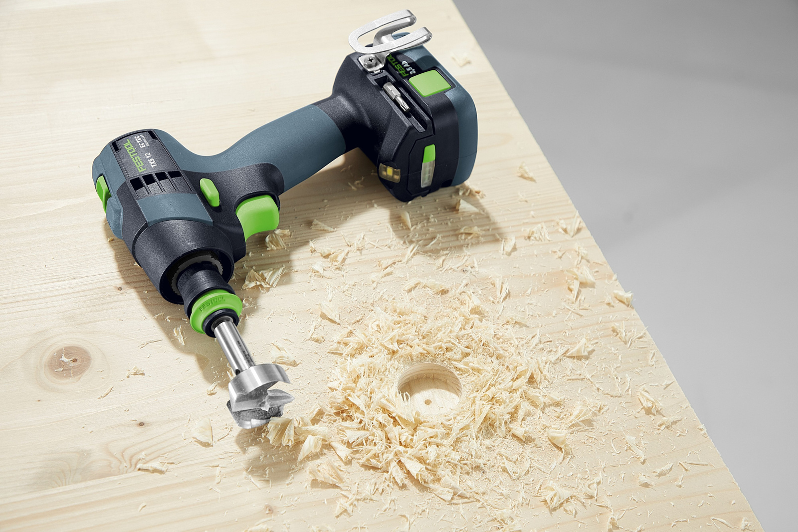 Wkrętarka Festool TXS 12 z wiertłem Forstnera, pokazująca wydajność