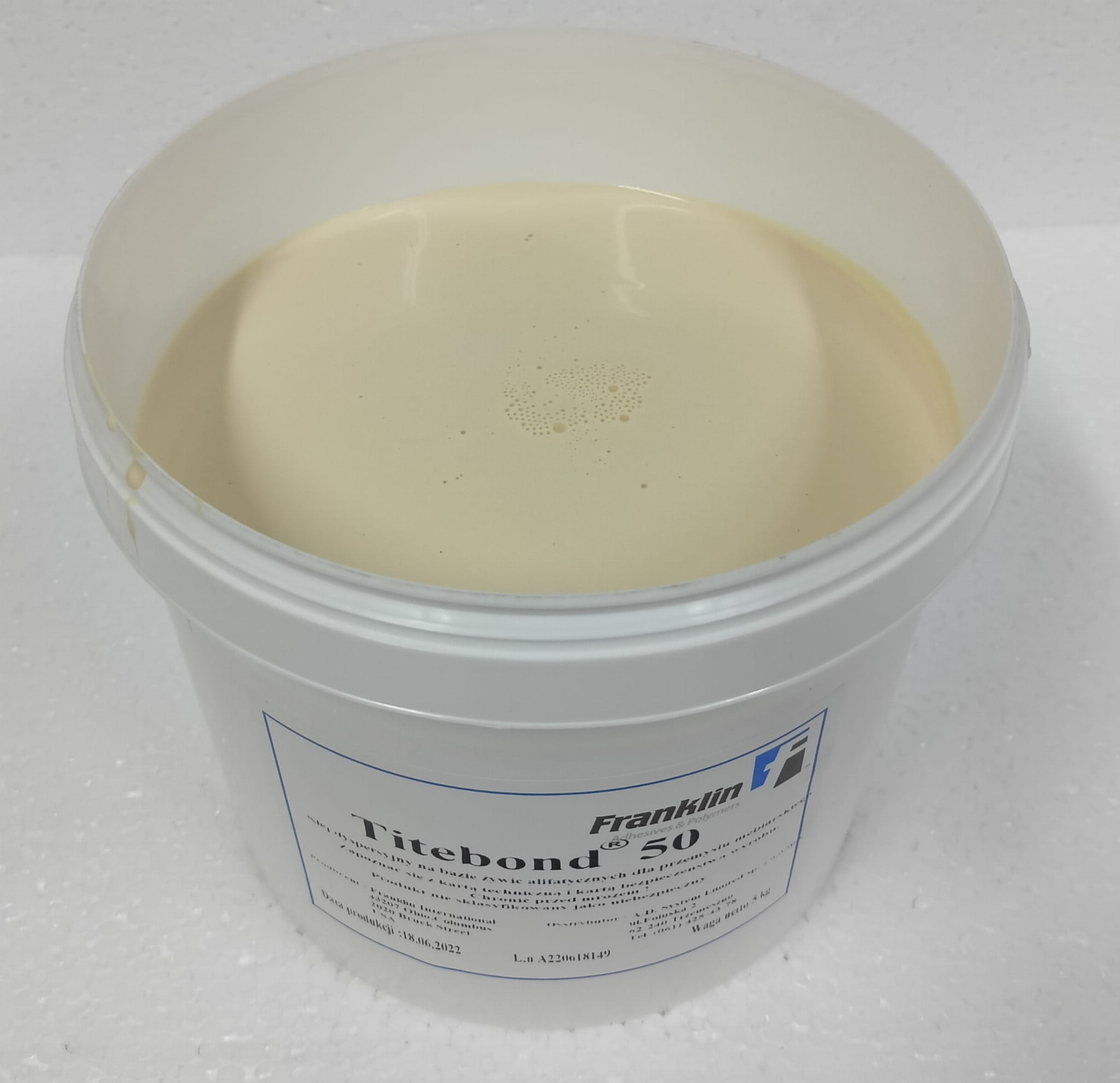 Widok kleju Titebond 50 nałożonego na drewno