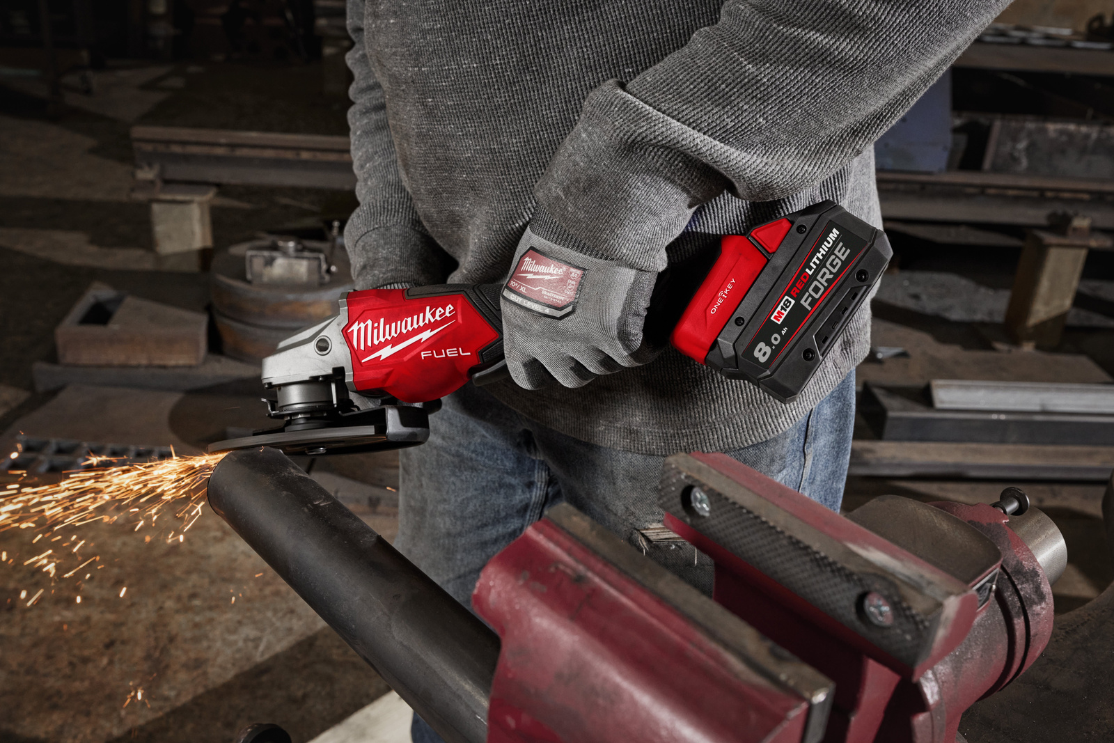 [Image of Akumulator Milwaukee M18 FORGE zamontowany na szlifierce kątowej]